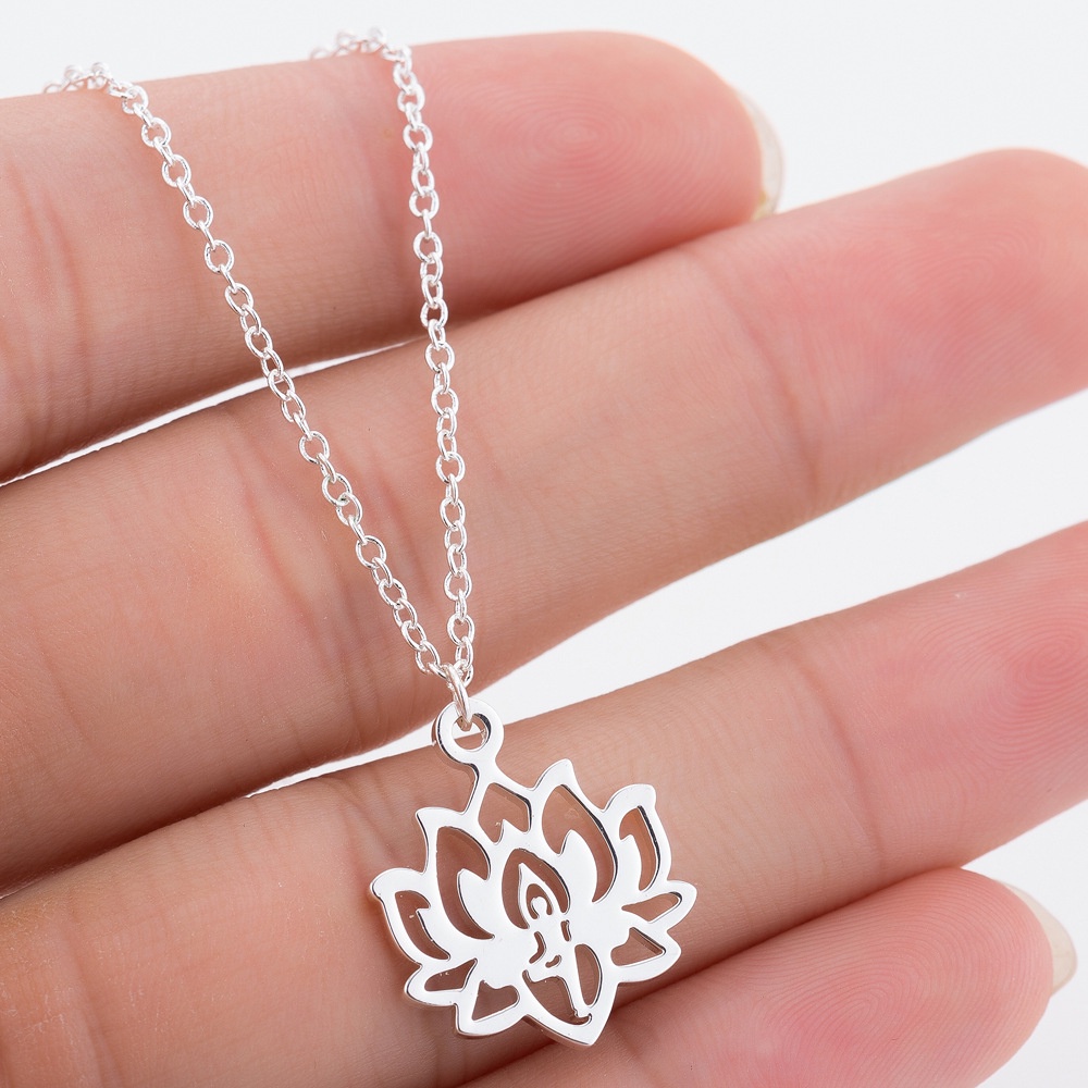 Kalung Rantai Dengan Liontin lotus Tengkorak Bahan stainless steel Gaya Eropa Amerika Untuk Wanita