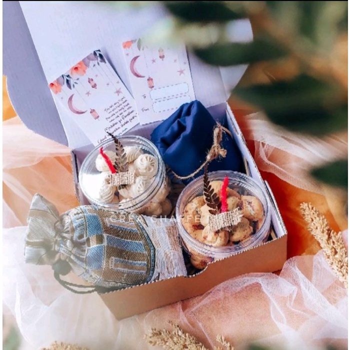

[COD] Parsel Ramadan sajadah traveling hijab peci kue hamper idul fitri - Hampers Hawa