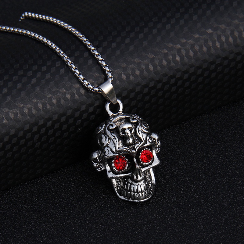 Kalung Rantai Panjang Liontin Tengkorak Mata Merah Bahan titanium steel Gaya hip hop Untuk Pria