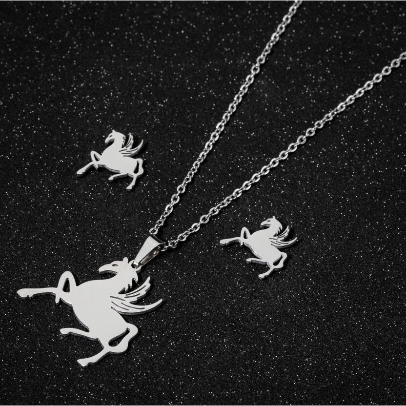 Kalung Rantai Klavikula Dengan Liontin Bentuk Kuda Pegasus Sayap Bahan stainless steel Untuk Wanita