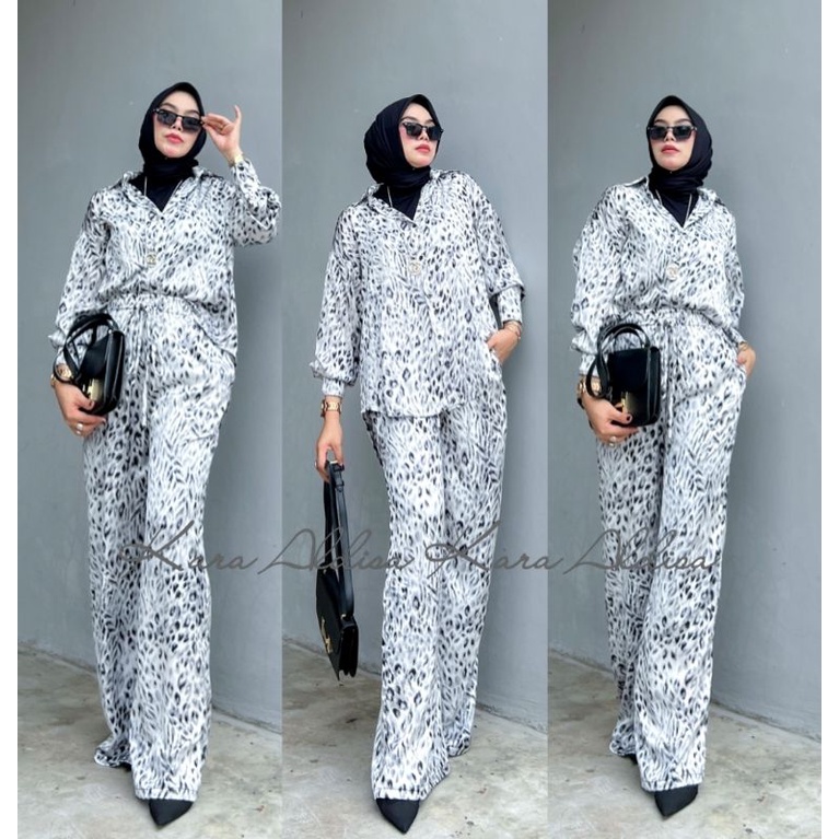 ONE SET CELANA KARA MOTIF MACAN
