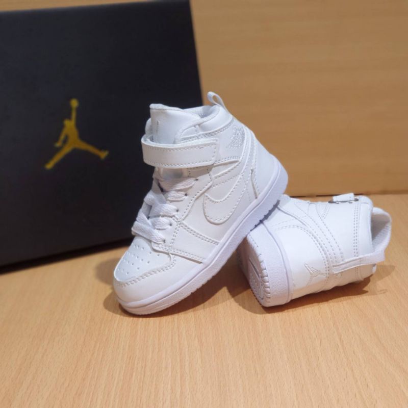 sepatu anak nike sepatu jordan anak sepatu anak jordan import sudah termasuk box &amp; kaus kaki .