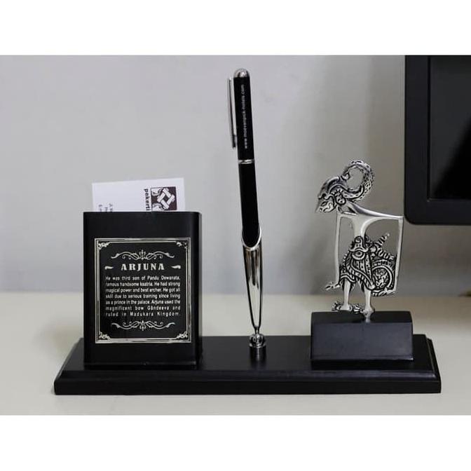 

Tempat pulpen dengan kartu nama "Wayang Arjuna