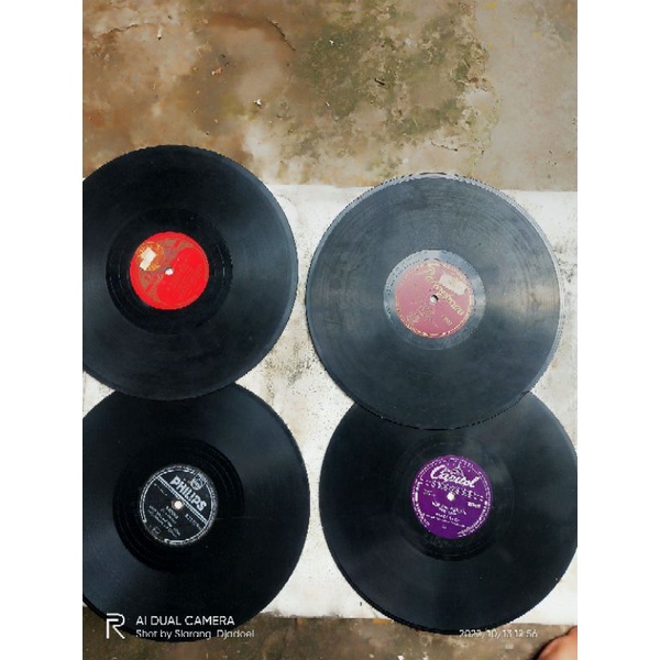piringan hitam gramaphone antik kuno