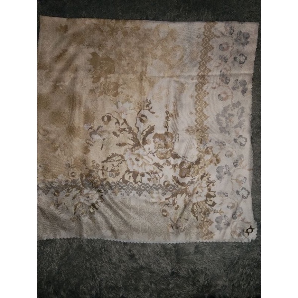 Preloved Serayu scarf wearing klamby