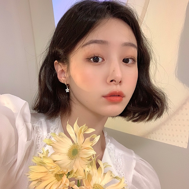 We Flower Anting Hoop Emas 14K Desain Bunga Daisy Kecil Putih Gaya Korea Untuk Wanita