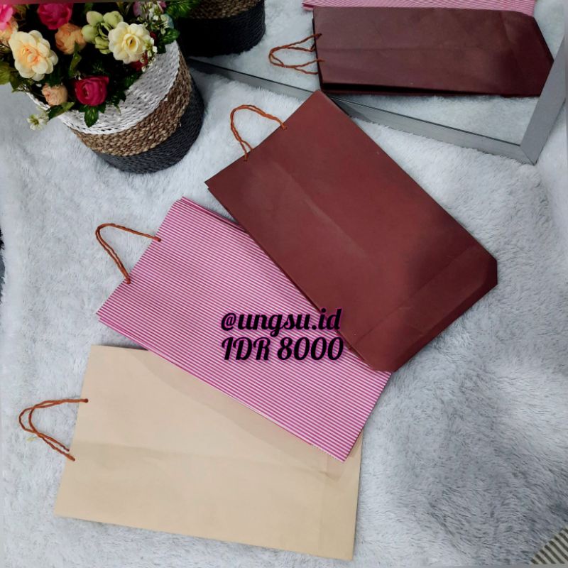 

ready paper bag tas isi hadiah dll estetik unik motif lucu ukuran sedang dan kecil