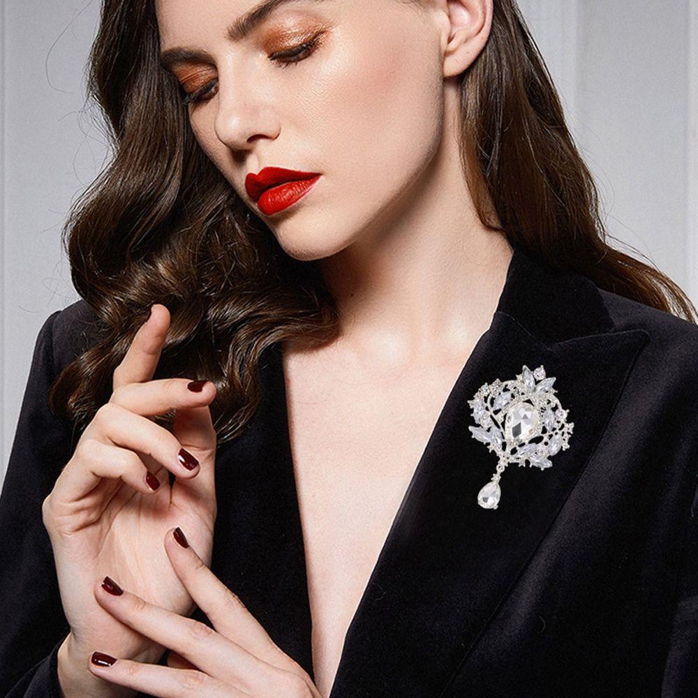 Bros Bentuk Bunga Aksen Kristal Bahan Alloy Gaya Retro Untuk Wanita