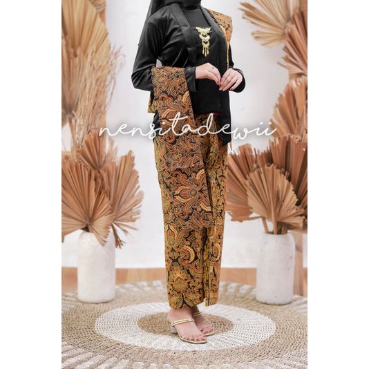 Kebaya Bludru, Jarik Wiru Instan + Selendang / Motif Pisang Bali