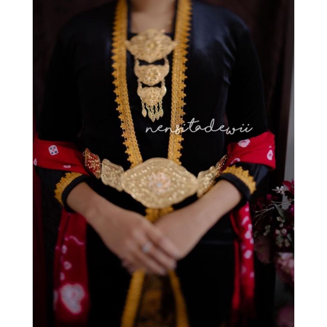 [1 SET] Kebaya Renda Body Panjang + Jarik Wiru Instan / Kode : LHT04