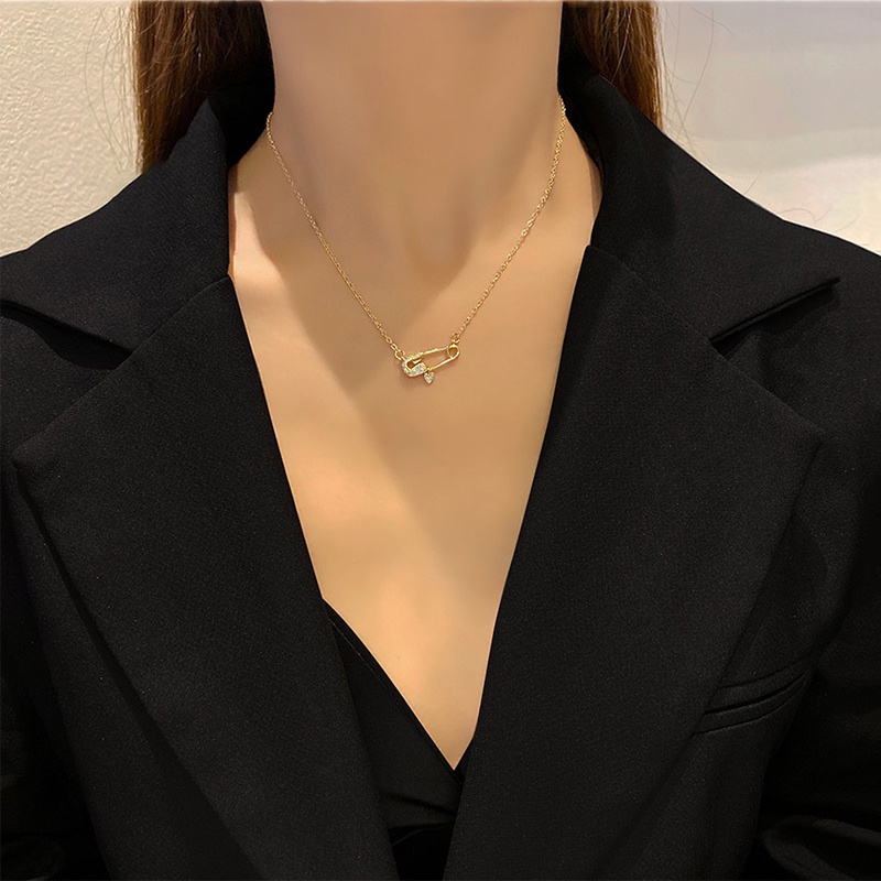 Kalung Choker Bahan Titanium steel Dengan Liontin Pin Zirkon Untuk Wanita