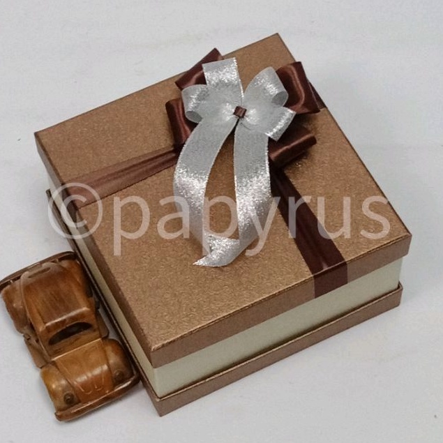 

PAPYRUS Sandwich 20x20 Tinggi 10cm Kotak Kado Gift Box Hadiah