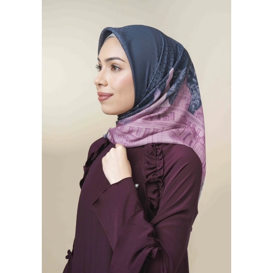 London Scarf Wearing Klamby