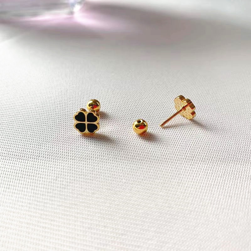 Anting Bahan Titanium Steel Anti Pudar Bentuk Clover