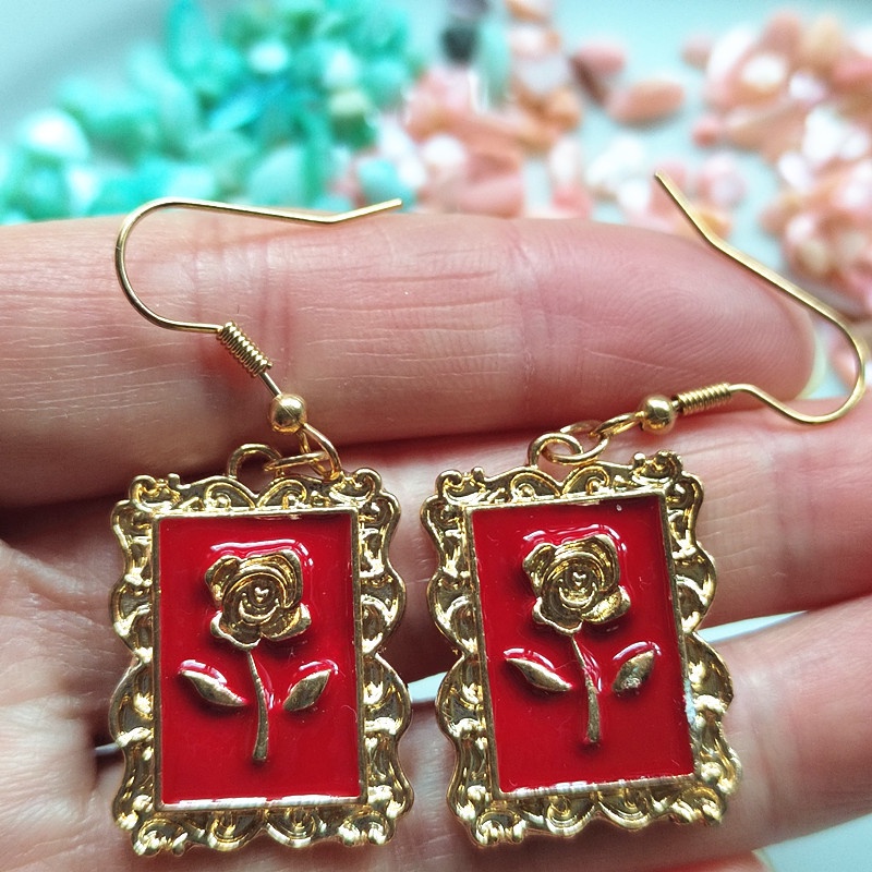 Anting Kait Gantung Plating gold Desain Mawar Gaya Istana / Klasik Kreatif Untuk Wanita