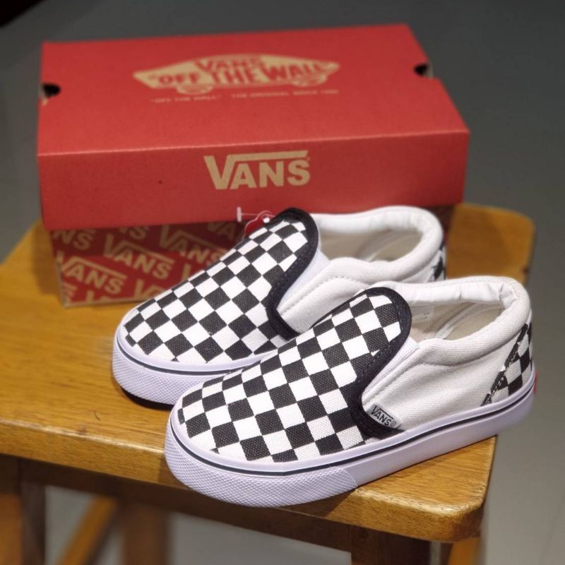 sepatu vans anak sepatu anak vans slip on catur white sudah termasuk box &amp; free kaus kaki .