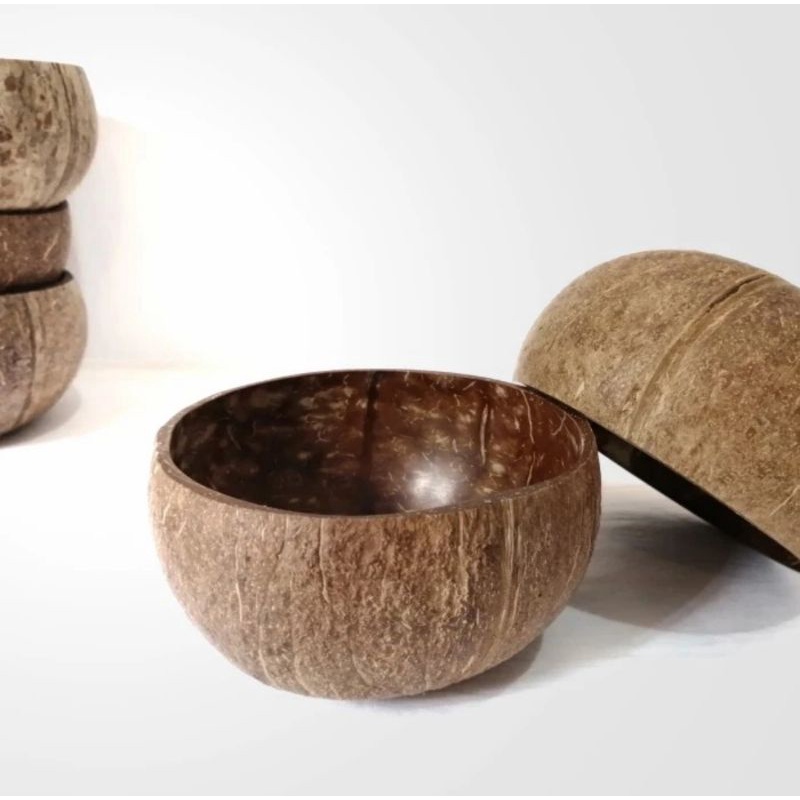 Supriono melukis wajah menggunakan krayon di atas mangkok batok