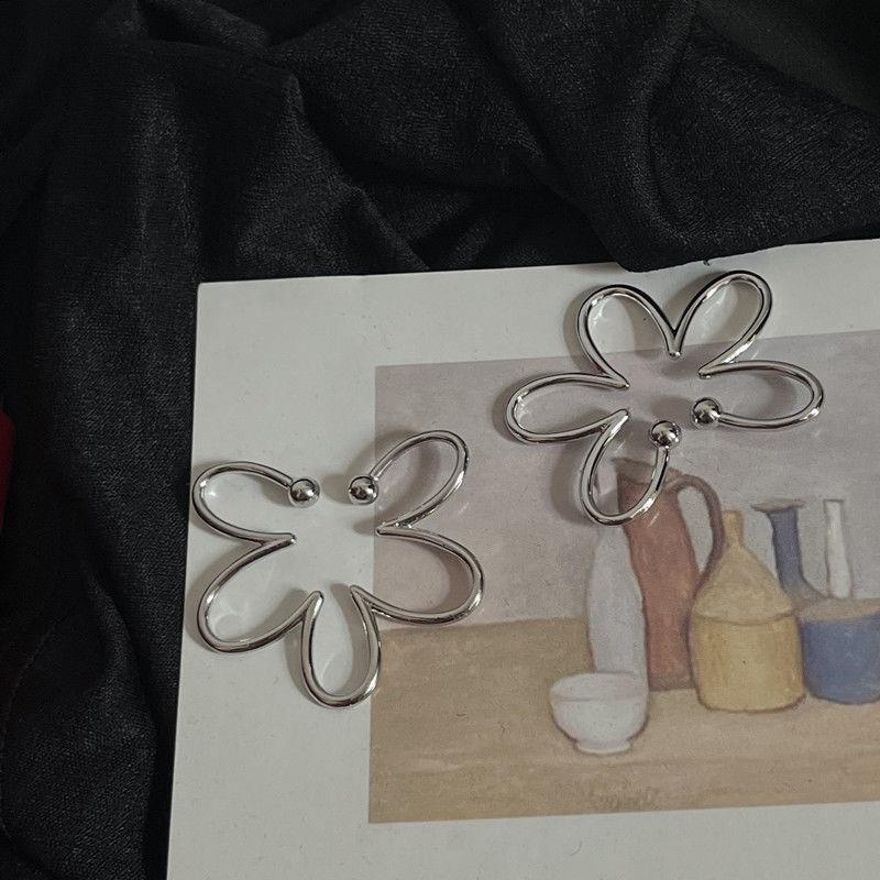 Anting Klip Desain Bunga Bahan Metal