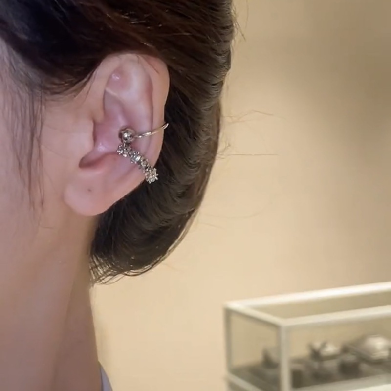 We Flower 3PCs / Set Anting Klip Tanpa Tindik Desain Geometri Asimetris Warna Silver Untuk Wanita