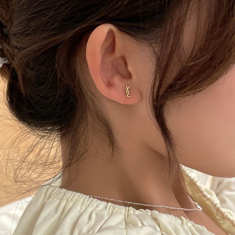 Anting Tusuk Mini Desain Tulisan Simple Warna Silver Untuk Wanita