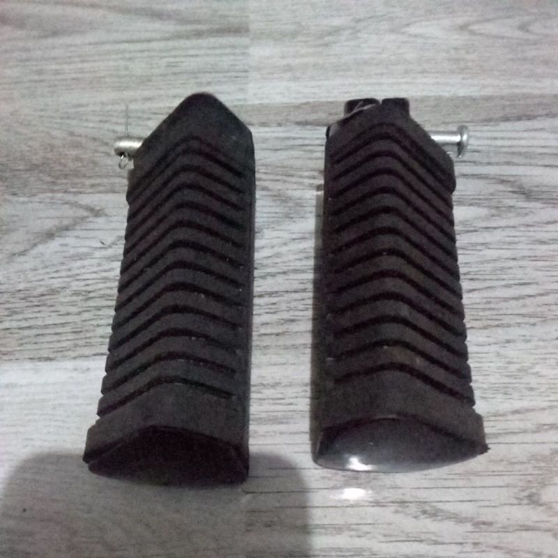 Karet foot step belakang Suzuki Rc100