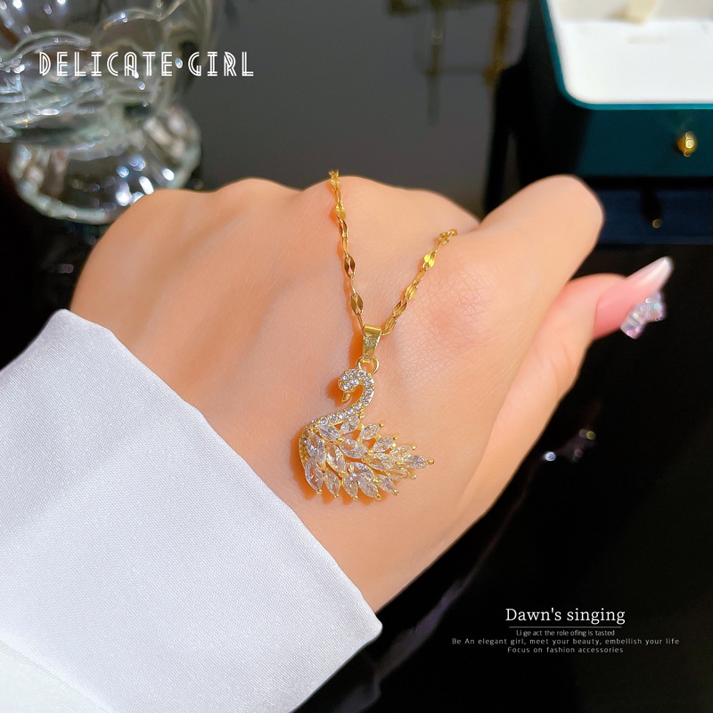 Kalung Rantai Klavikula Hias Liontin Angsa Kristal Bahan Titanium Steel Gaya Korea Untuk Wanita