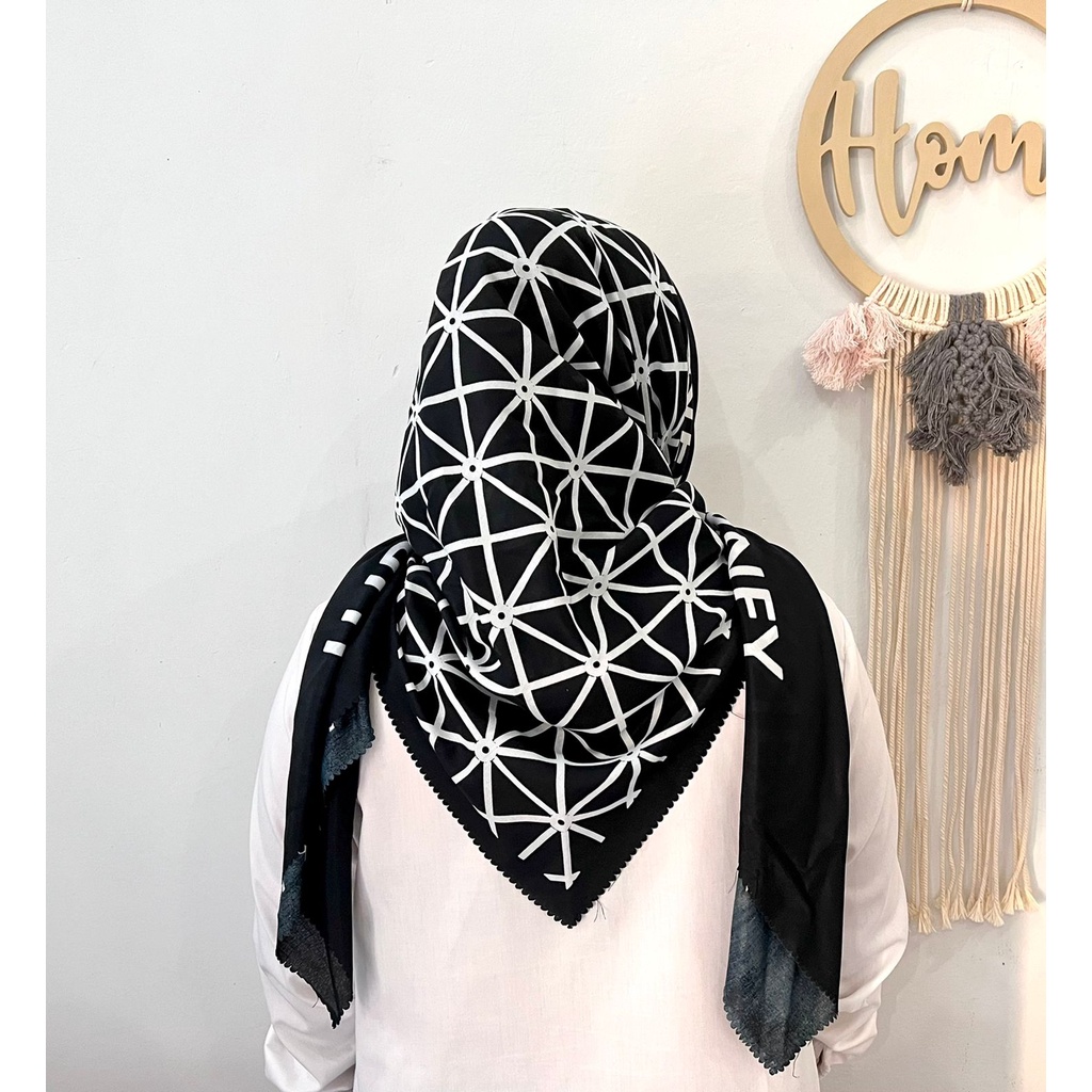 HIJAB SEGI EMPAT VOAL MOTIF JURNEY LASER CUT