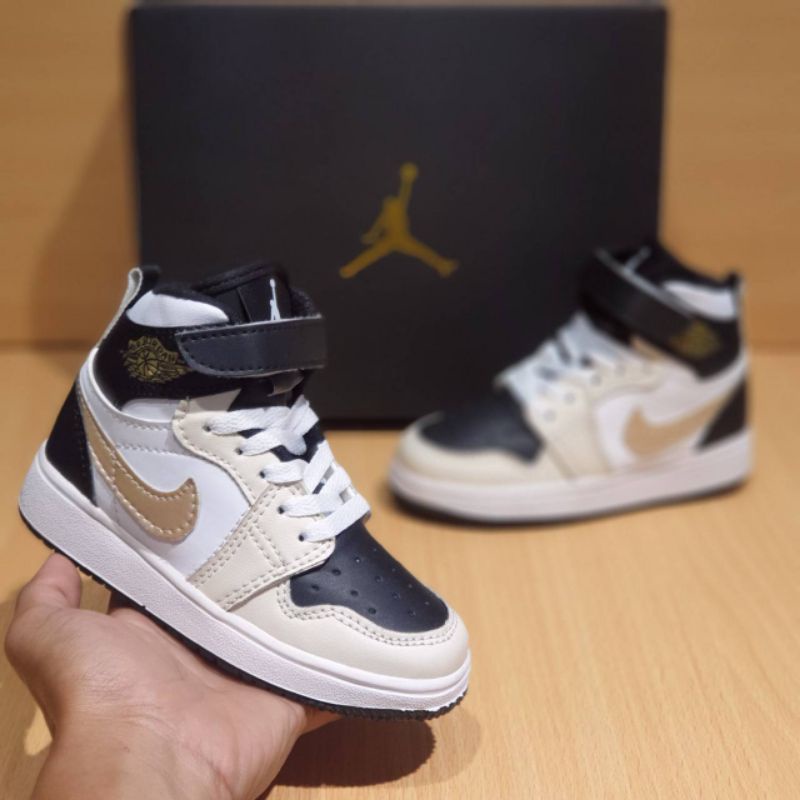 sepatu anak jordan sepatu anak nike sepatu anak laki laki import sudah termasuk box &amp; bonus kaus kaki .