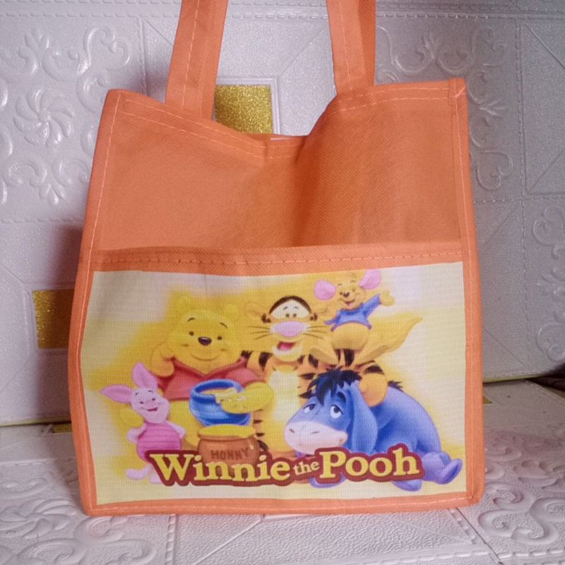 

PROMO ||HARGA PER LUSIN|| TAS KOTAK NASI BENTO KARAKTER 24 23 13 MOTIF RANDOM COWOK CEWEK