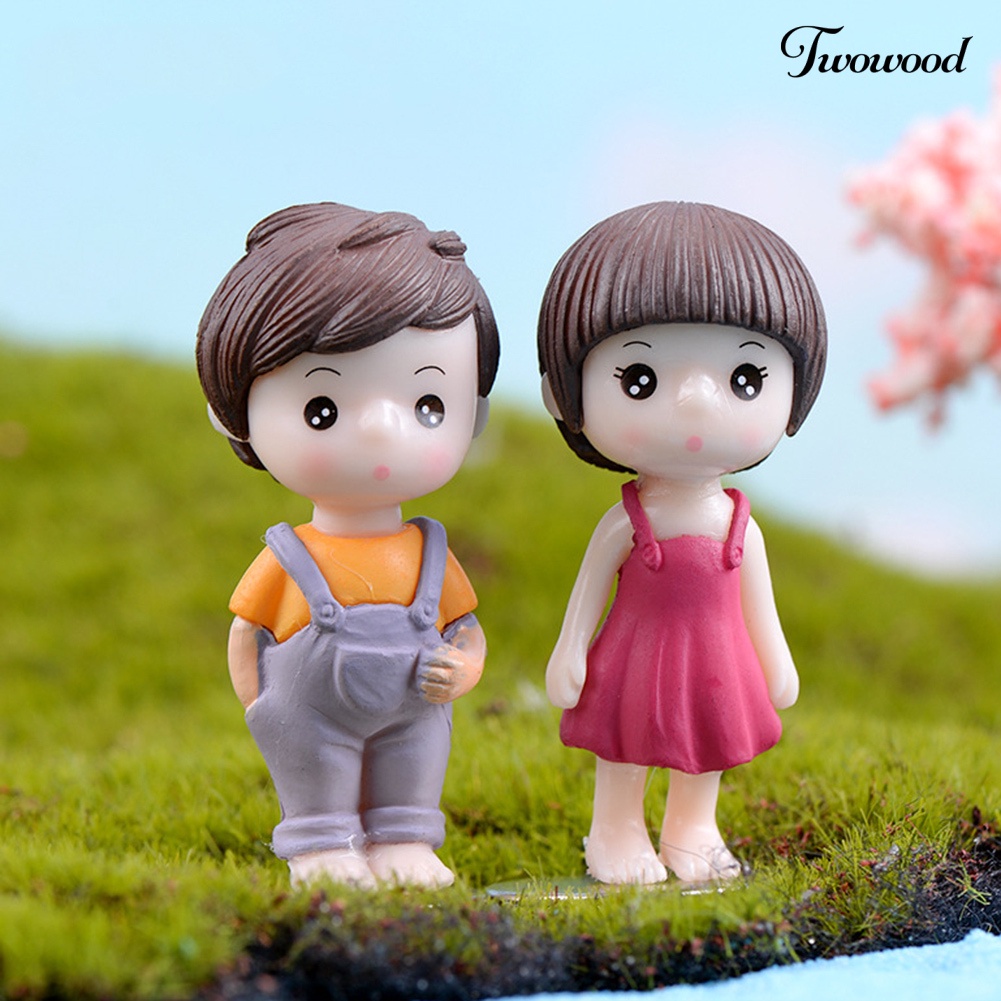Twowood 2Pcs / Set Miniatur Pasangan Anak Laki-Laki / Perempuan Bahan Resin Untuk Aksesoris Lansekap DIY