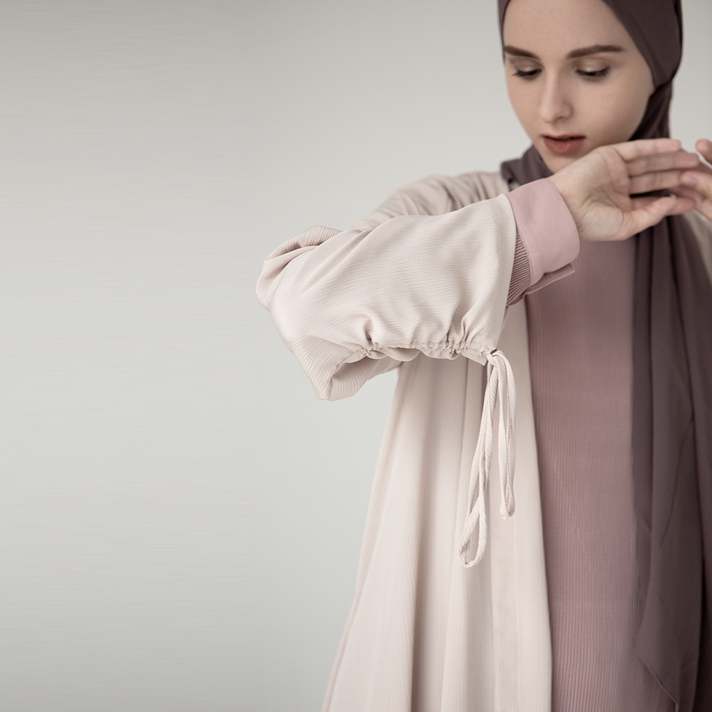 Mandaka by Aska Label - Outerwear wanita ringan crinkle dan flowy warna putih tulang offwhite, cream, coklat