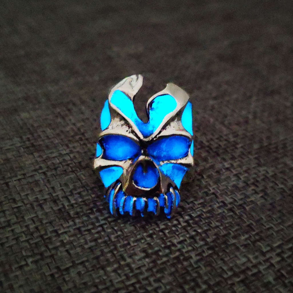 Cincin luminous Bahan alloy Bentuk Tengkorak Gaya Retro Untuk Pria