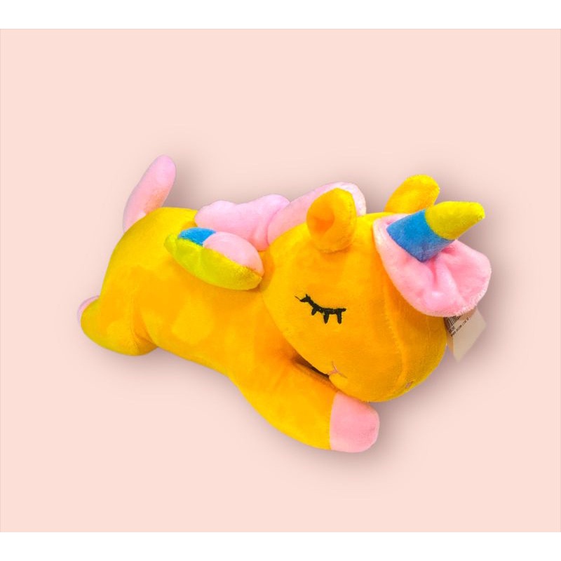 boneka unicorn lying