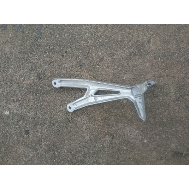 footstep posteb step belakang kiri cbr 250 rr