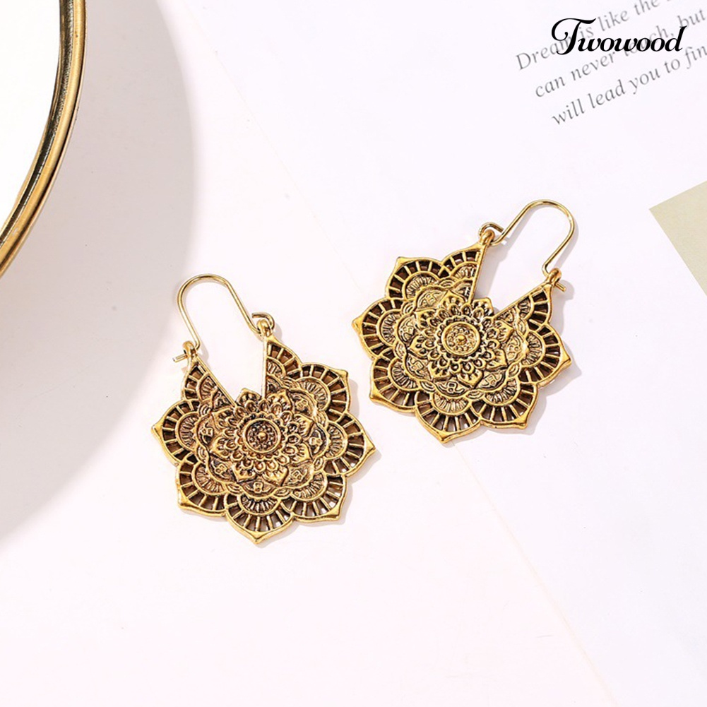 Anting Dangle Leverback Desain Ukiran Bunga Hollow Out Gaya Vintage Untuk Wanita