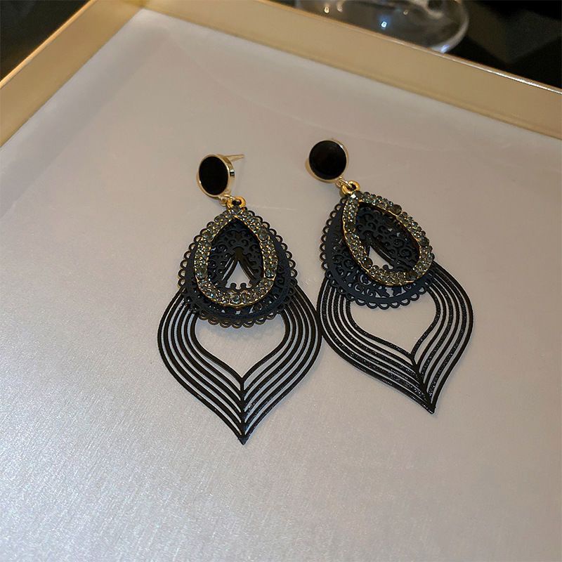 Anting Tusuk Gantung Desain Ukiran Bunga Hollow Hias Berlian Imitasi Gaya Elegankelas Untuk Wanita