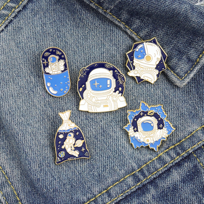 Bros Pin Enamel Desain Planet Astronot Luar Angkasa Untuk Hadiah Anak