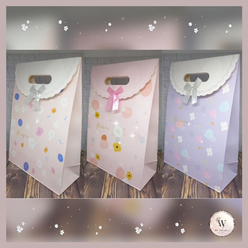 

Paper Bag Kado Model Tutup Pita Ukuran Jumbo (Size XXL) Dotty Flowers Series Tas Jinjing Kertas Hadiah Premium