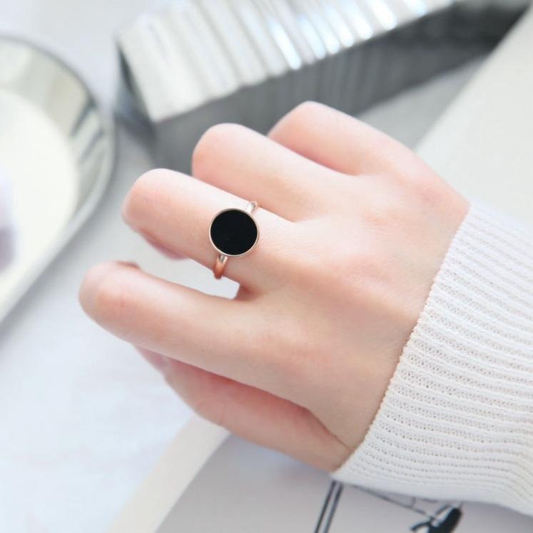 Tren Today Cincin Titanium Wanita Premium Lapis Emas 18K Bentuk Bulat Bahan Warna Hitam Bulgar E11 E