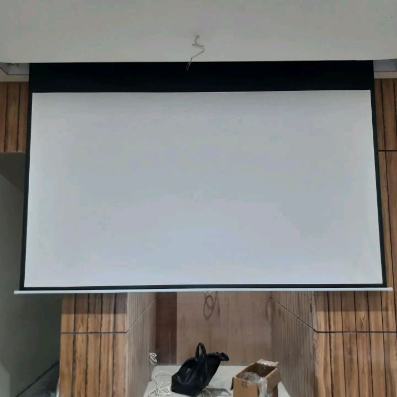 SCREEN PROYEKTOR MOTORIZE 100&quot; 16:9  (220cm x124cm)