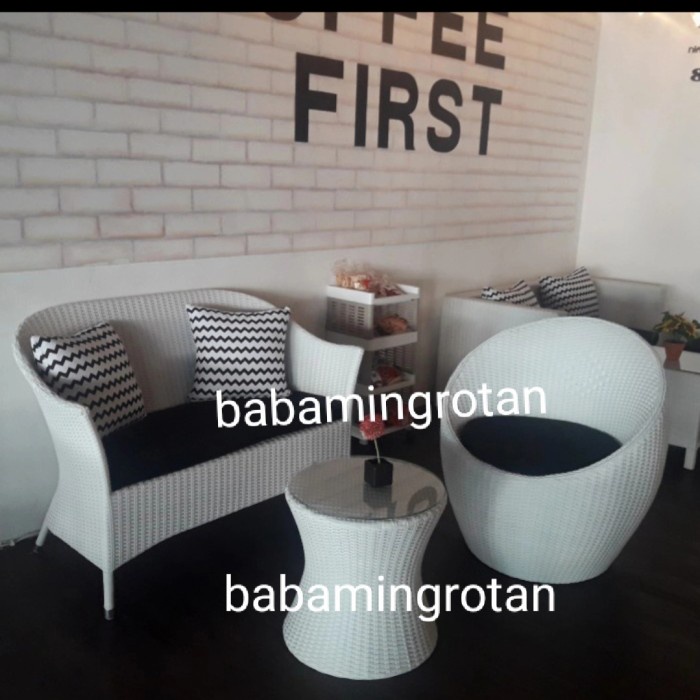 AYUNAN DAN BENCH PETI ROTAN SINTETIS