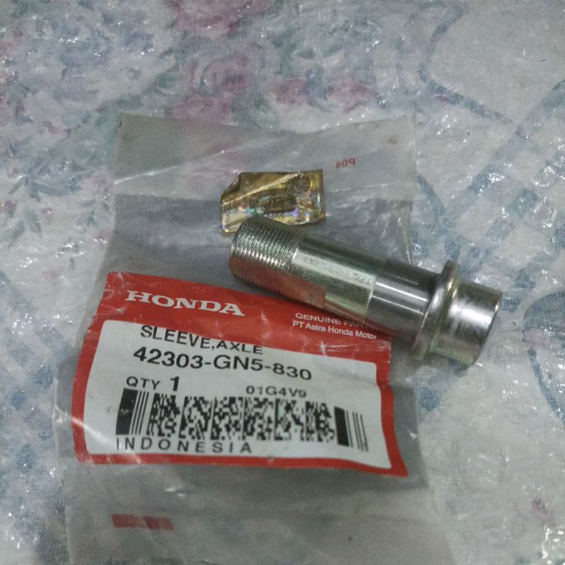 SLEEVE AXLE 42303-GN5-830 ORIGINAL AHM NOS