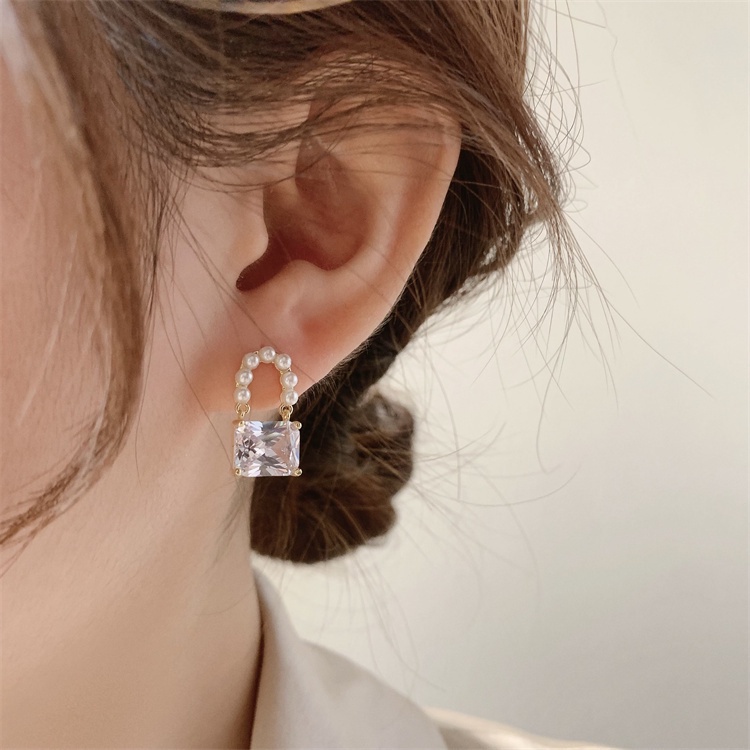 Anting Titanium Korea Perempuan Aksen Gembok Berlian Gaya Simple Elegant ANT105
