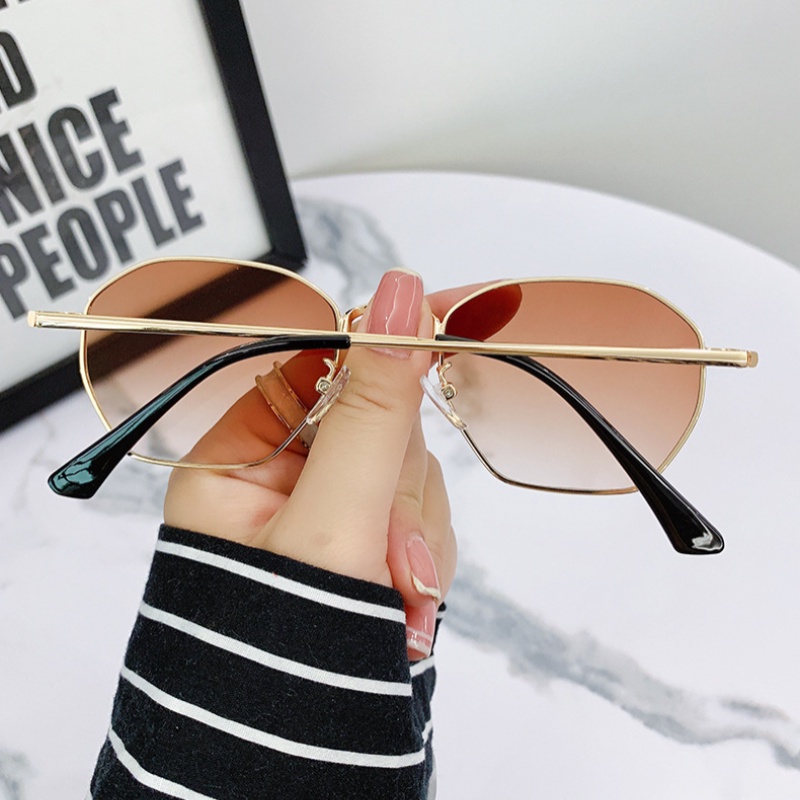 Kacamata Hitam Pelindung UV Bahan Metal Untuk Pria Dan Wanita