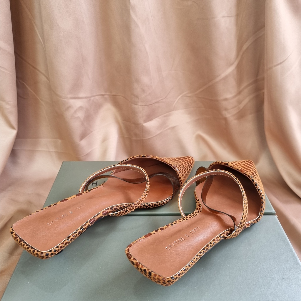 SEPATU WANITA ASYMMETRICAL KITTEN HEELS