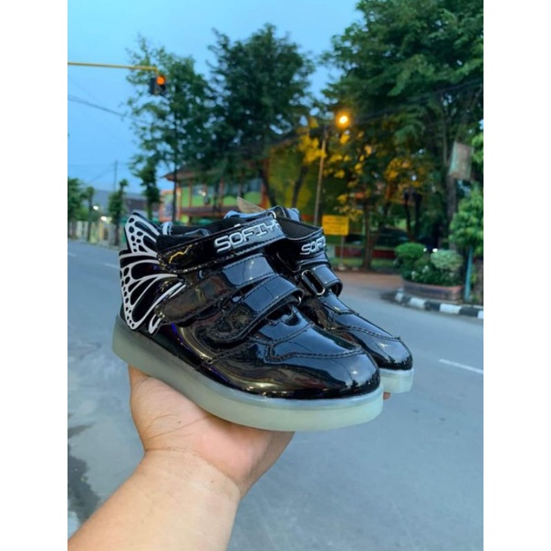 sepatu nyala