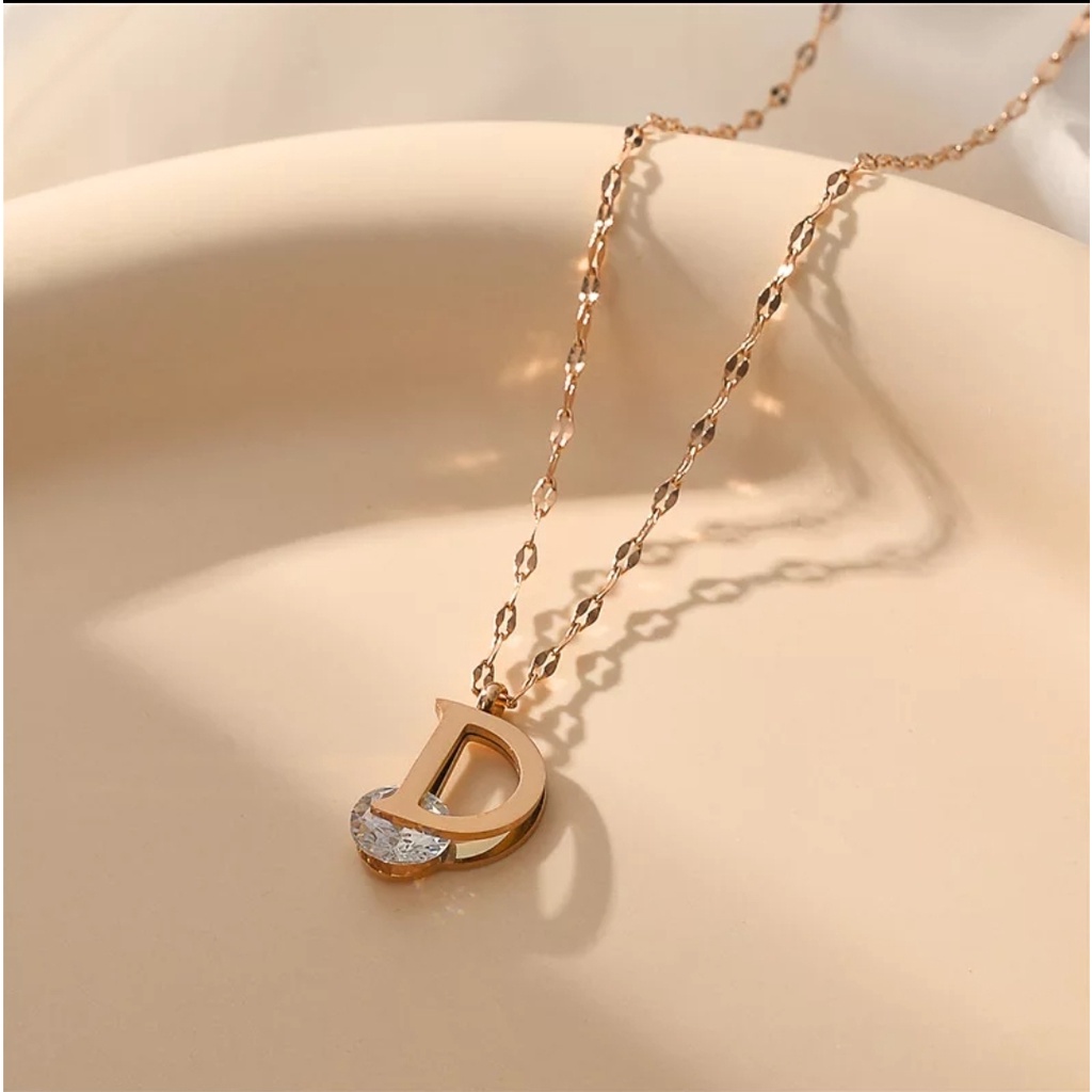 Kalung Titanium Model Huruf D Diamond Artificial Dengan Warna RoseGold dan Gold