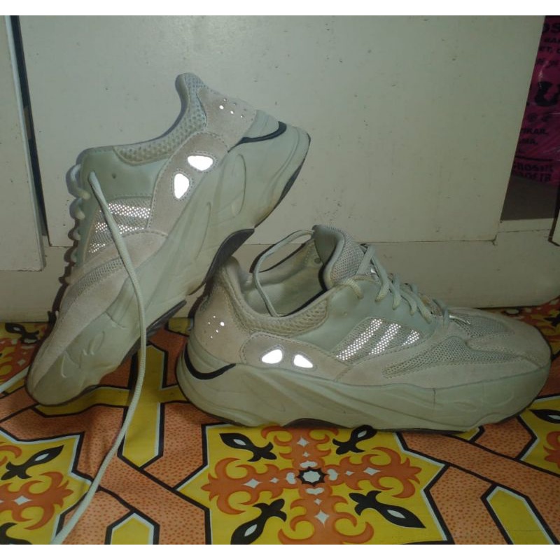 Sepatu Second Adidas YEEZY 700 Sz41 ins26 Reflektif