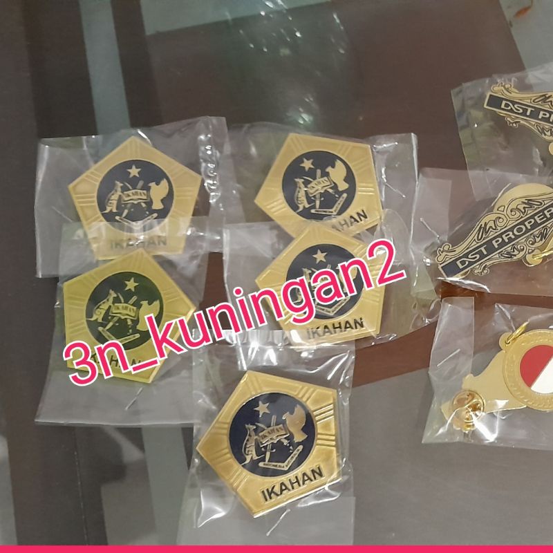 Pin kuningan custom