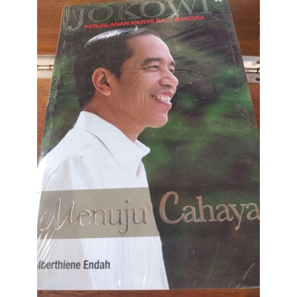 Menuju Cahaya. Alberthiene Endah.